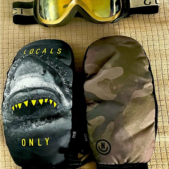 Super sleek high quality gently used and super Rare Golden Gucci Goggles. - Picture 3 of 5